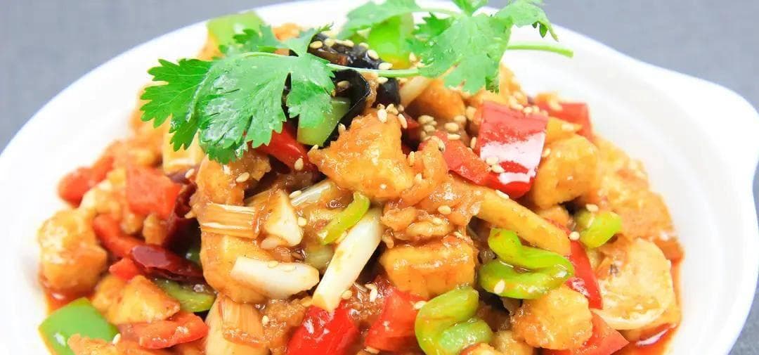 这样做辣子鸡丁，麻辣鲜香又过瘾，香味扑鼻，吃到停不下来