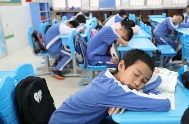 班主任调座位"套路满满"，看似随意坐，实际是老师精心安排
