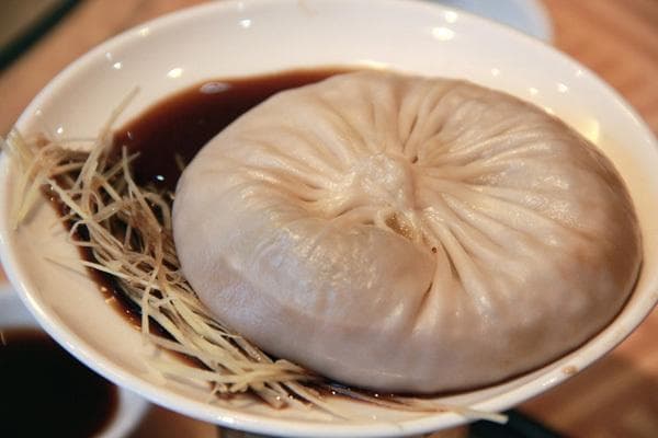 江苏靖江蟹黄汤包：皮薄如纸，汤清不腻的美食传奇