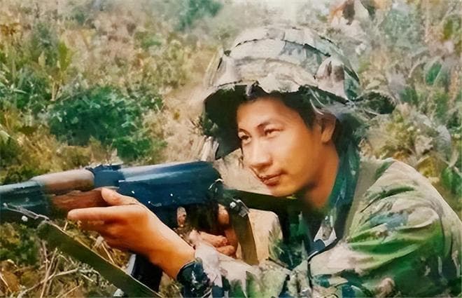 老山战役中，31人组成的“黑豹突击队”只剩8人，年年在陵园相聚