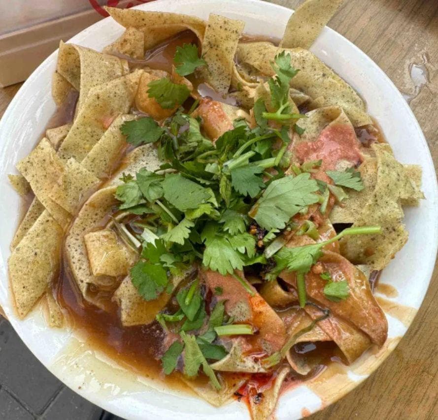 天津锅巴菜：绿豆小米制成的传统美食