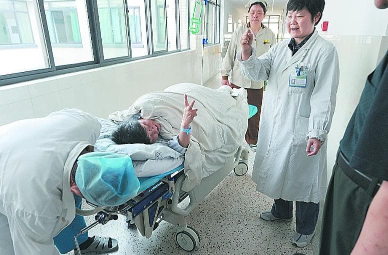 高龄父母二胎选择：孤独与责任的双重考量