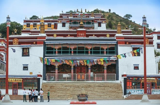 探索内蒙古四大绝美圣地：五当召、美林谷、天鹅湖与敖包文化。