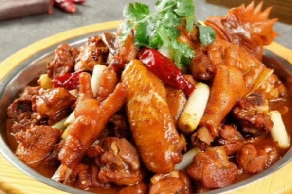 山东炒鸡，独特的烹饪工艺和丰富的口感，成为山东人餐桌上的常客