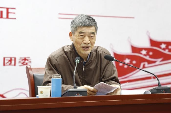 学习雷锋好榜样    我校举行“雷锋精神 代代相传”主题报告会