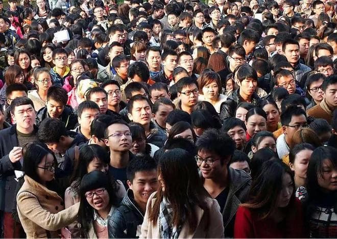 工人失业农民失去土地，这些人又找不到工作，他们的生活如何保障
