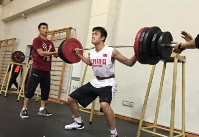 周琦练深蹲，姚明练深蹲，詹姆斯练深蹲，没有对比就没有尴尬！