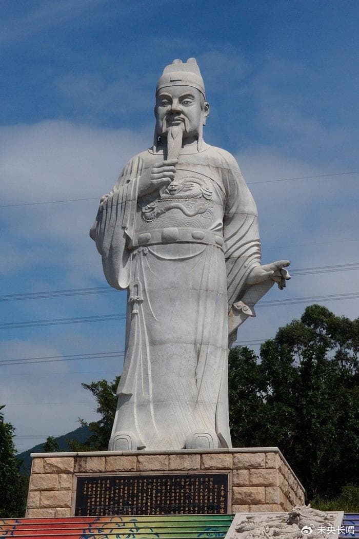 王审知建立闽国后一度非常繁荣，但因内部纷争导致国祚短促