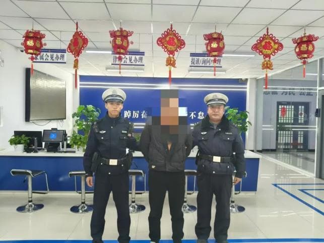 无证驾驶＋肇事逃逸，拘留+罚款！