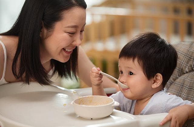 宝宝什么时候学用餐具 如何教宝宝正确使用餐具