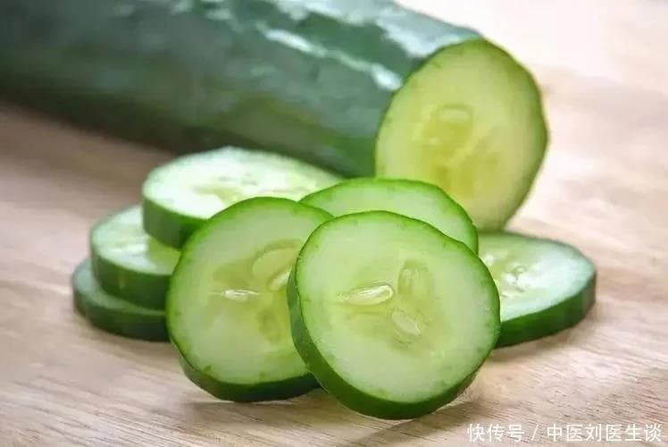 生吃黄瓜有害健康？医生告诉你事实，爱吃黄瓜的人别等后悔才知