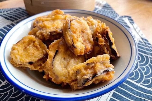 酥脆炸茄盒制作秘诀：面糊调制和火候掌控是关键
