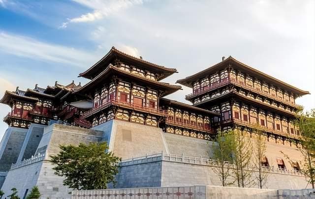 从红墙黄瓦到金龙合玺：中国古代建筑色彩演变