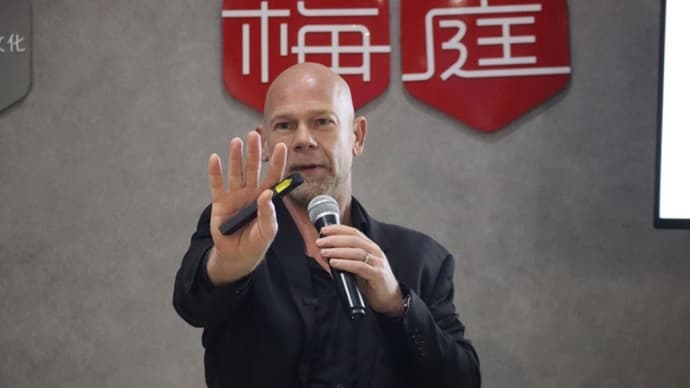 荷兰记者揭秘光刻机巨头ASML：从小镇创业到芯片制造核心