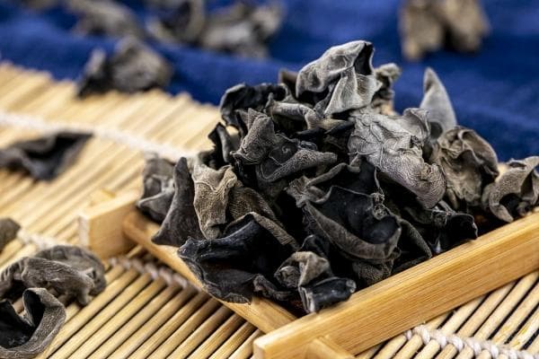 黑木耳泡发后放冰箱第二天能吃吗？教你正确判断黑木耳是否变质