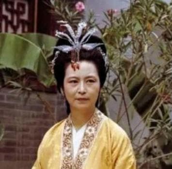 红楼梦中薛姨妈与王夫人是什么关系?为何二人称呼不一样