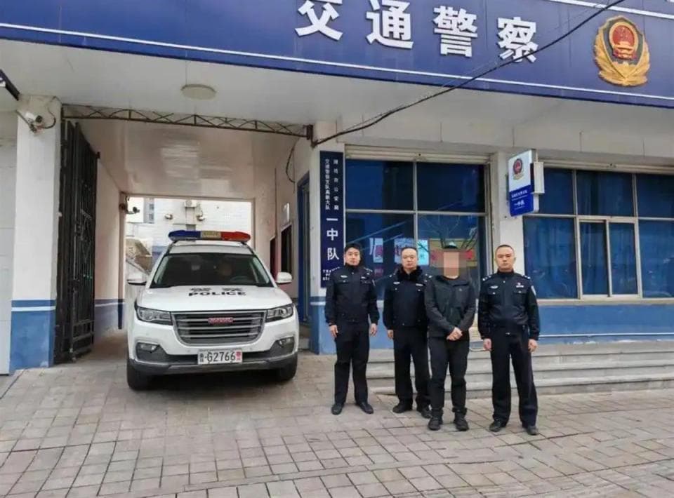 司机驾驶小米SU7 Ultra深夜飙车被抓，心有猛虎也要坚守法律底线！