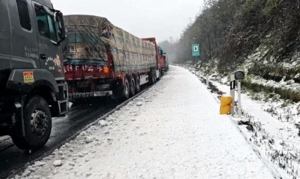 雅西高速迎来入冬以来第一场雪，目前道路已双向管控