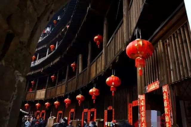 南靖土楼过大年：舞龙舞狮等十项民俗活动迎新春