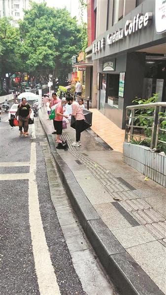 人行道路面易滑倒 立即改造消除隐患