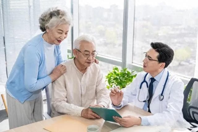 气温渐降，老年人如何健康度秋？专家给出五大建议