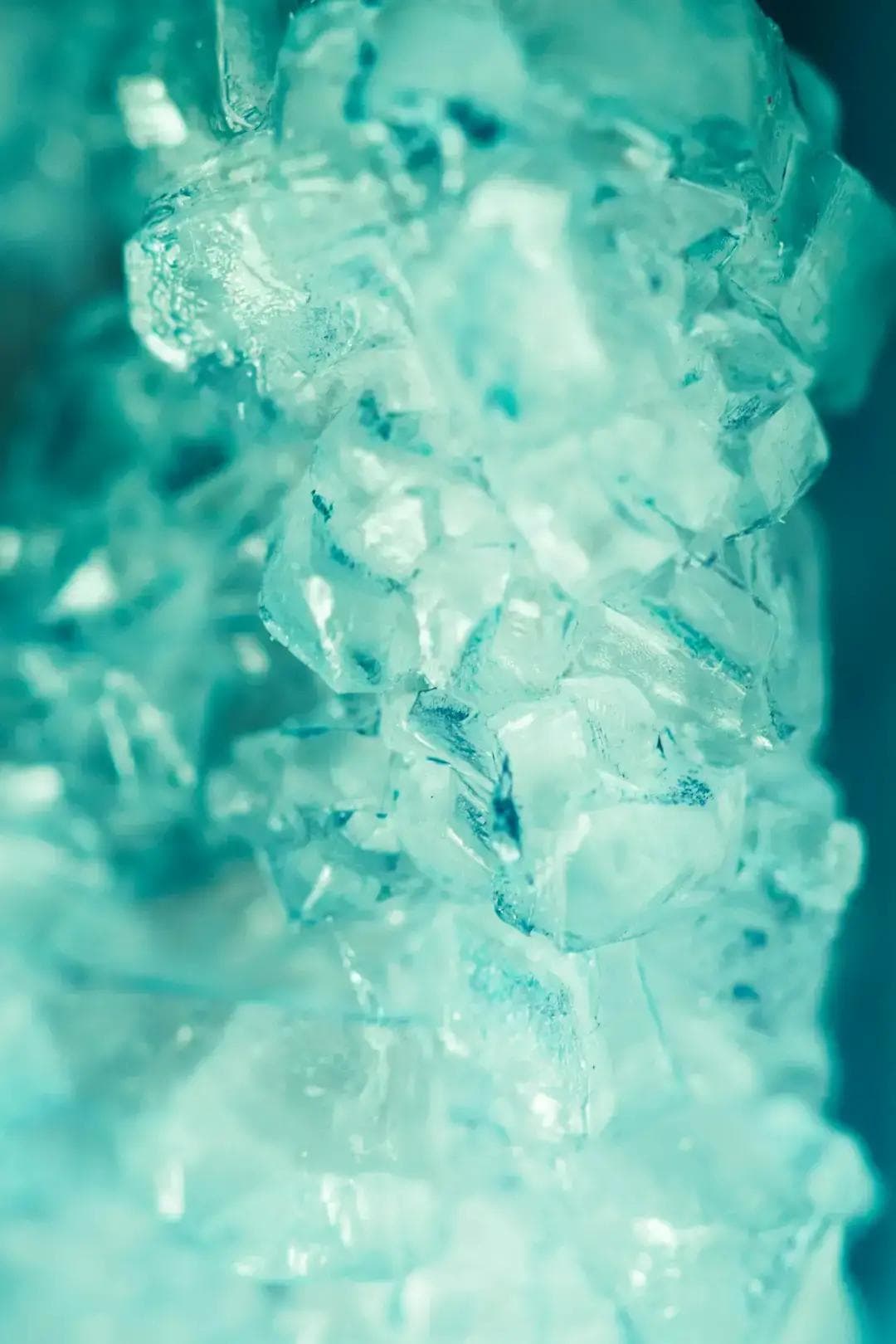 紫色水晶种类指南：认识不同的紫水晶形态和颜色特性