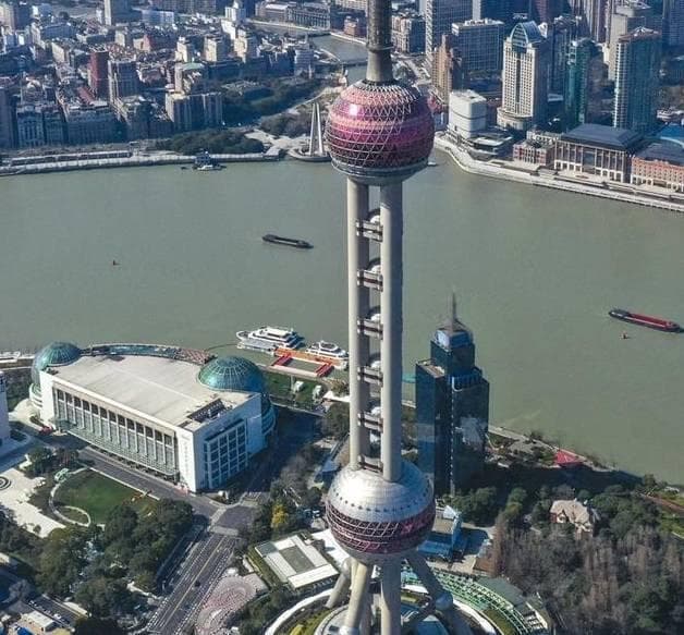 黄浦江畔的璀璨明珠：上海地标建筑巡礼