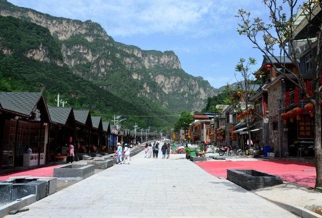 郭亮村：太行山上的挂壁公路与“中华第一影视村”