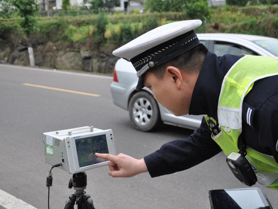 交警"隐蔽式测速"是否合规，被开具罚单能否申请复议
