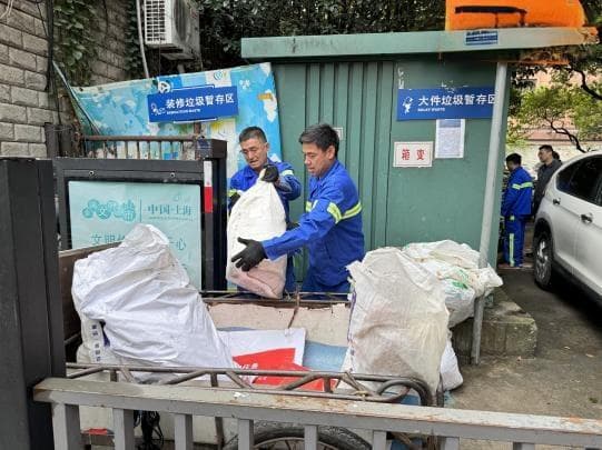 清理无主垃圾，还小区居民干净居所