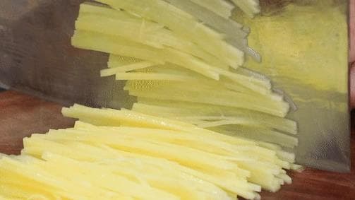 炒土豆丝前，用水冲洗就错了！40年大厨教你3大技巧，脆爽不粘锅