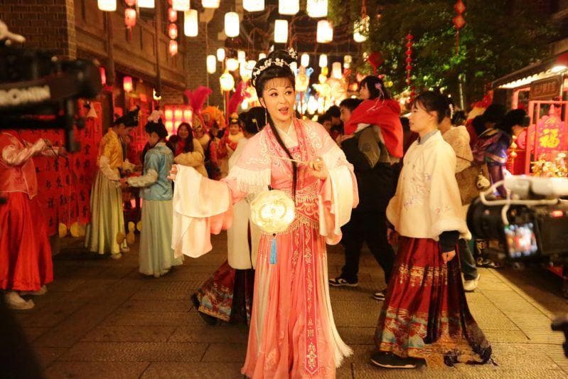 梅花奖得主袁媛参演湖南戏曲春晚，长沙街头当舞台表演《牛郎织女》