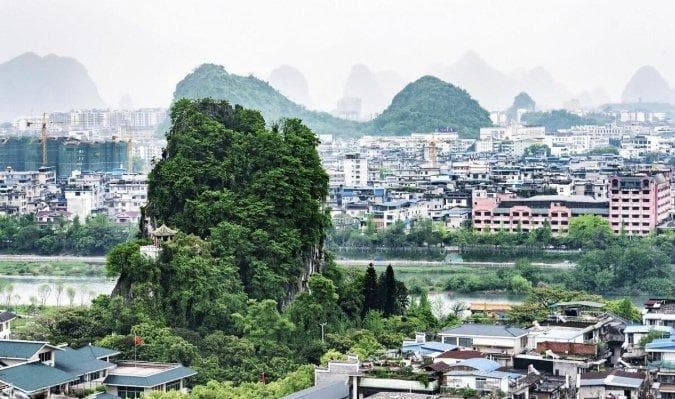 因靖江王家族是旁支宗室，所以虽不受猜忌但也低人一等