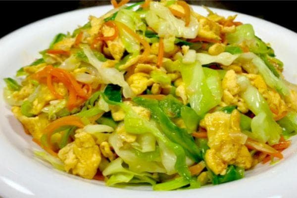 包菜炒鸡蛋，一道色香味俱佳的家常菜，简单易学，营养丰富