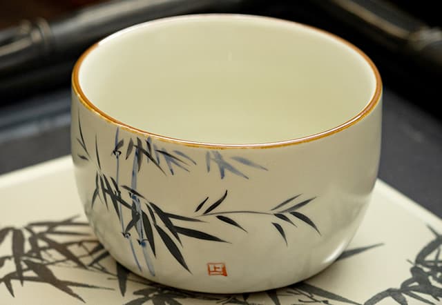 釉上彩瓷器：工艺特点与鉴赏要点
