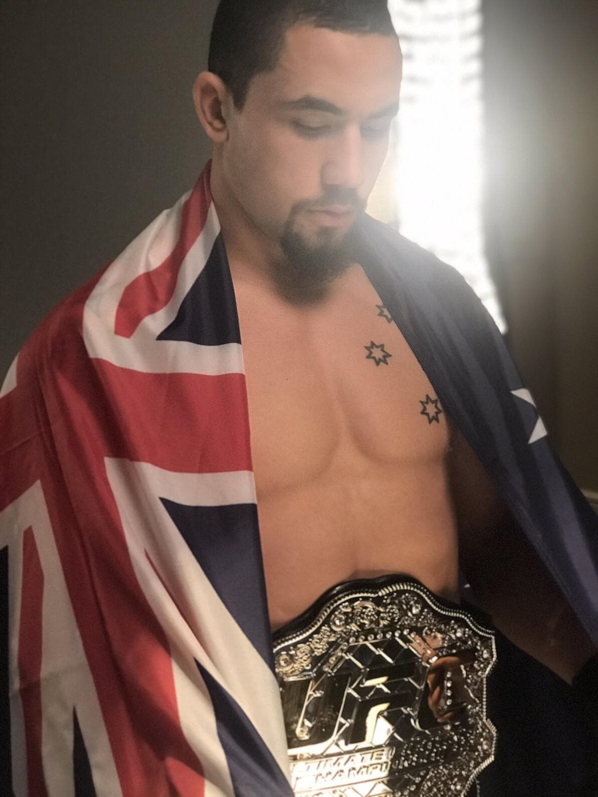 UFC中量级冠军罗伯特·惠特克：从“终极对决”到“五星”传奇