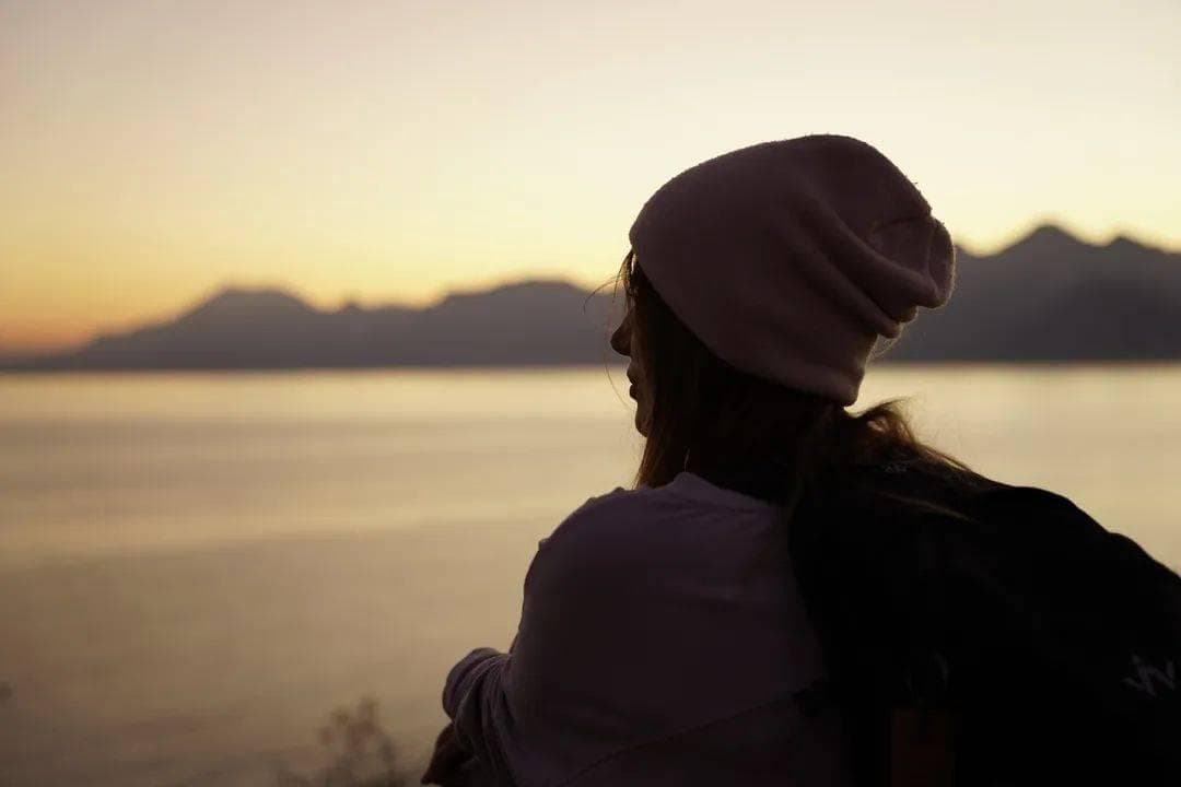 认识情绪、思维和情绪中的假我，接纳真实的自我，才能疗愈自我