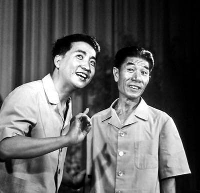 姜昆相声中的搞笑歌曲：从《学唱歌》到《明春曲》