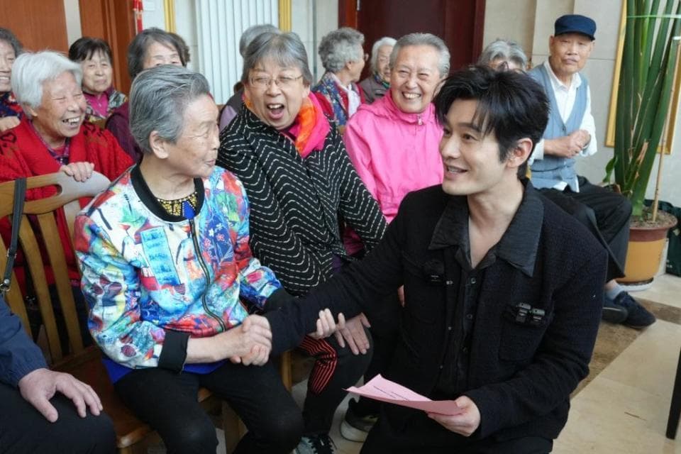 从青岛到吉林：黄晓明肖战用行动诠释公益精神