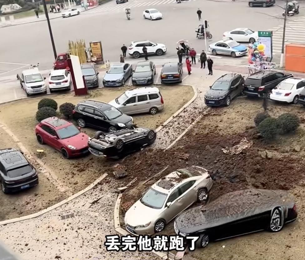 男孩扔鞭炮炸翻多车，谁该担责？如何赔偿？律师分析