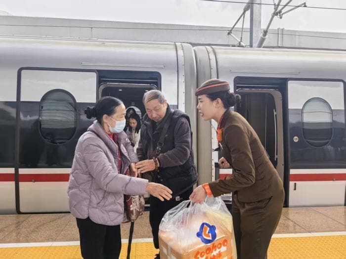 八旬听障老人首次乘高铁，准“00后”列车员们细心照料
