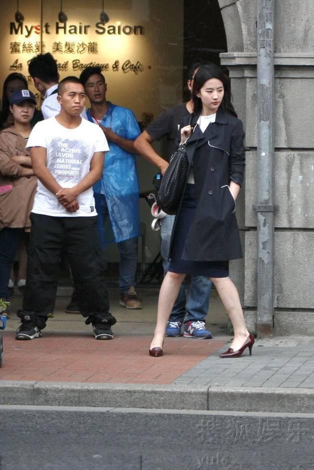 惊爆！成都街头现巨型刘亦菲，成网红打卡新宠