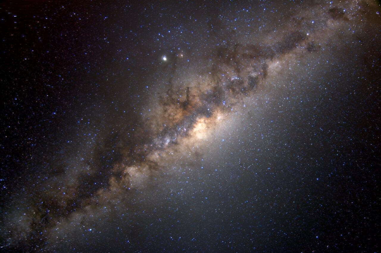 环绕银河系光环的三颗恒星形成于120亿至130亿年前