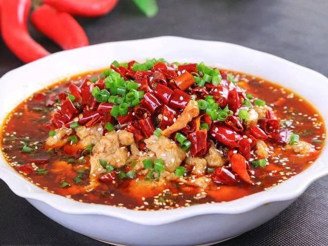 水煮肉片家常做法，香辣滑嫩汤汁浓，米饭绝配美味享