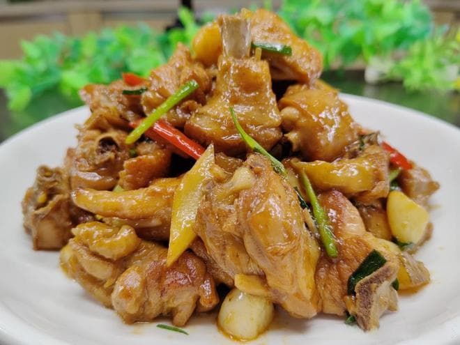 沙姜炒鸡：粤菜经典，外香里嫩，做法详解