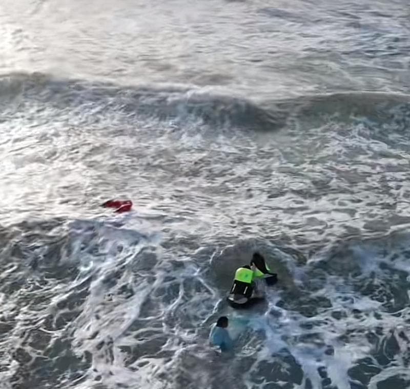 海南万宁日月湾三人落水，U型机器人和冲浪教练联手救人
