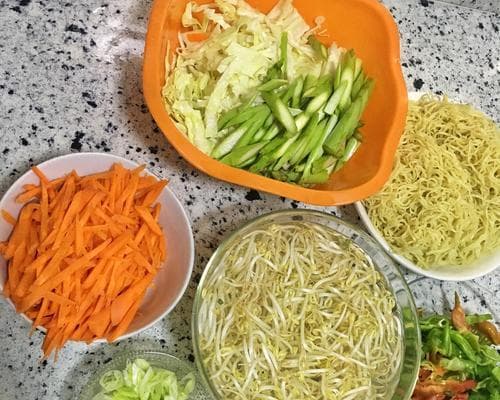 彩蔬炒面怎么做？15个步骤详解营养美味的家常菜