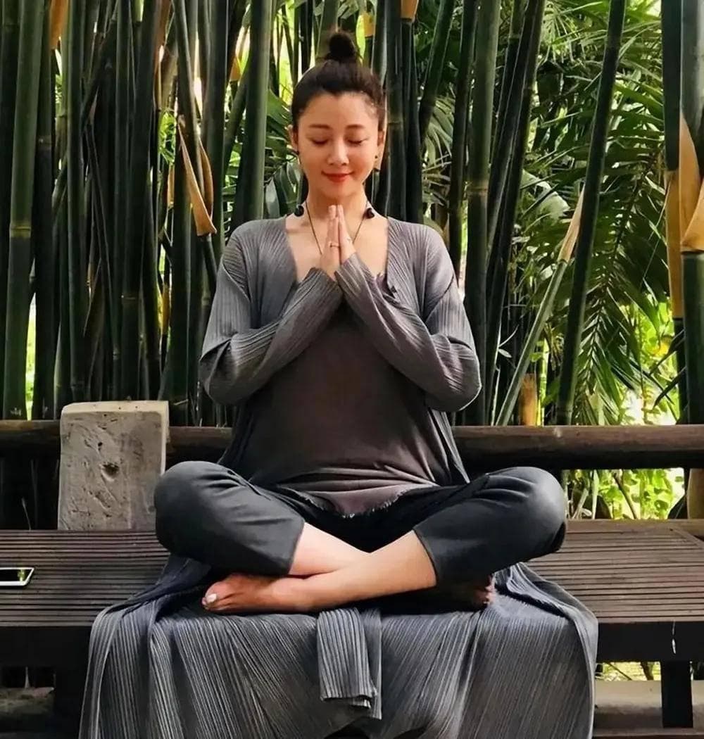 跟随殷桃豪宅里的瑜伽时光