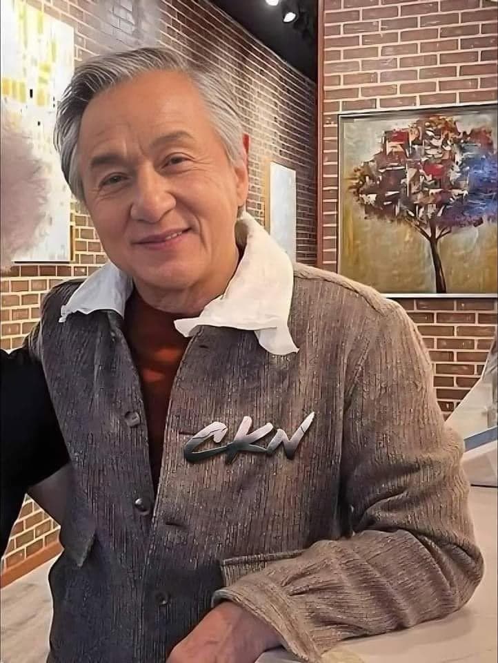 成龙70岁白发照走红海外 网友感慨岁月流逝巨星风采依旧