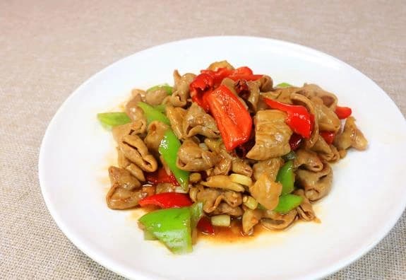 厨师长分享烧大肠教程，详解肥肠清洗技巧，不腥不腻，回味无穷